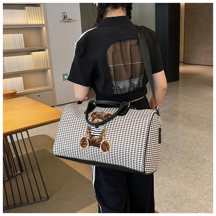 New Arrivals Luxury Bear Embroidered Pu Duffel Handbags Outdoor Waterproof Makeup Travel Bag