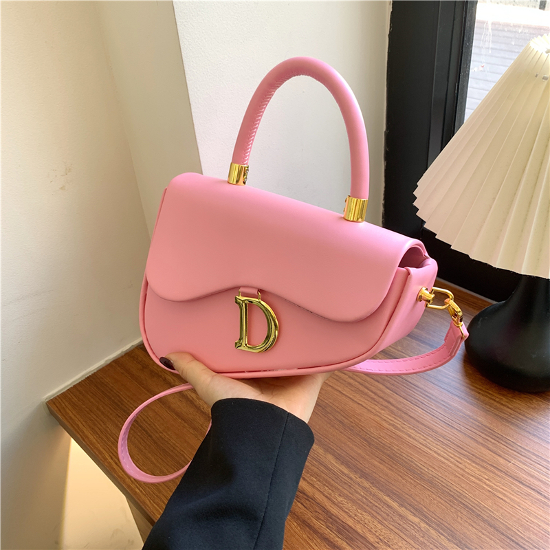 Wholesale Flap Handbags Ladies Sling Shoulder Crossbody Bag Pu Leather D Alphabet Pendant Saddle Bag Outlet